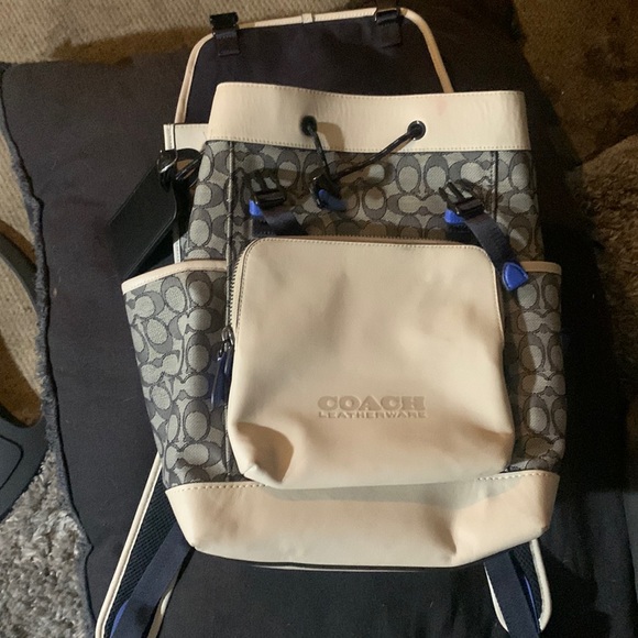 This is my newly used coach travel bag im just lookin to get sum extra cash - Picture 1 of 7